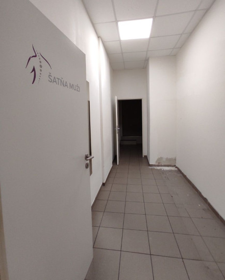 300m2 priestor so ZDRAVOTNÍCKYM ŠTANDARDOM, vysokými stropmi, 2 vstupmi a parkovaním, Hotel Bratislava TOP