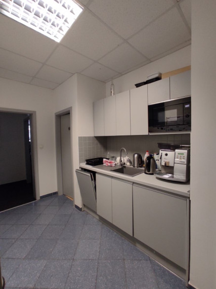 Administratívny celok 4 kancelárií 200m2, s terasou a parkovaním, Račianska ulica, BA3