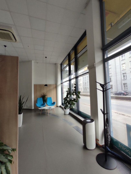 Obchodno-administratívny priestor s preskleným výkladom na Račiansku ulicu, 140m2