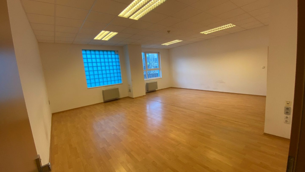 Kancelársky priestor 38,12m2 v Petržalke na Úderníckej ul.