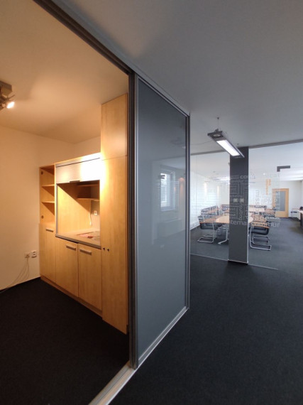 Kancelársky celok v reprezentatívnom historickom objekte v centre, 145 m2