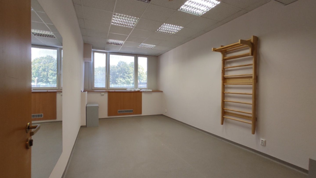 Holiday Inn Bajkalská - Priestory vhodné na fyzio, masáže, kliniku s parkovaním, BAII, 394m2