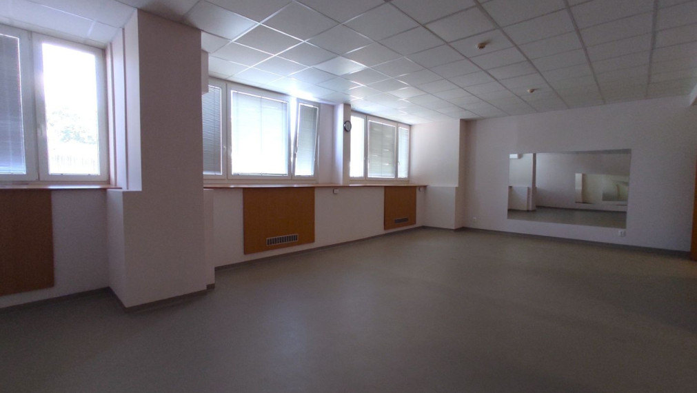 Holiday Inn Bajkalská - Priestory vhodné na fyzio, masáže, kliniku s parkovaním, BAII, 394m2