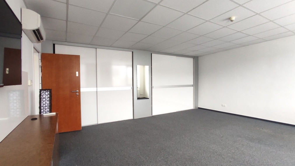 Kancelársky celok so sociálnym zázemím a parkovaním v Business Hoteli Aston, 54m2