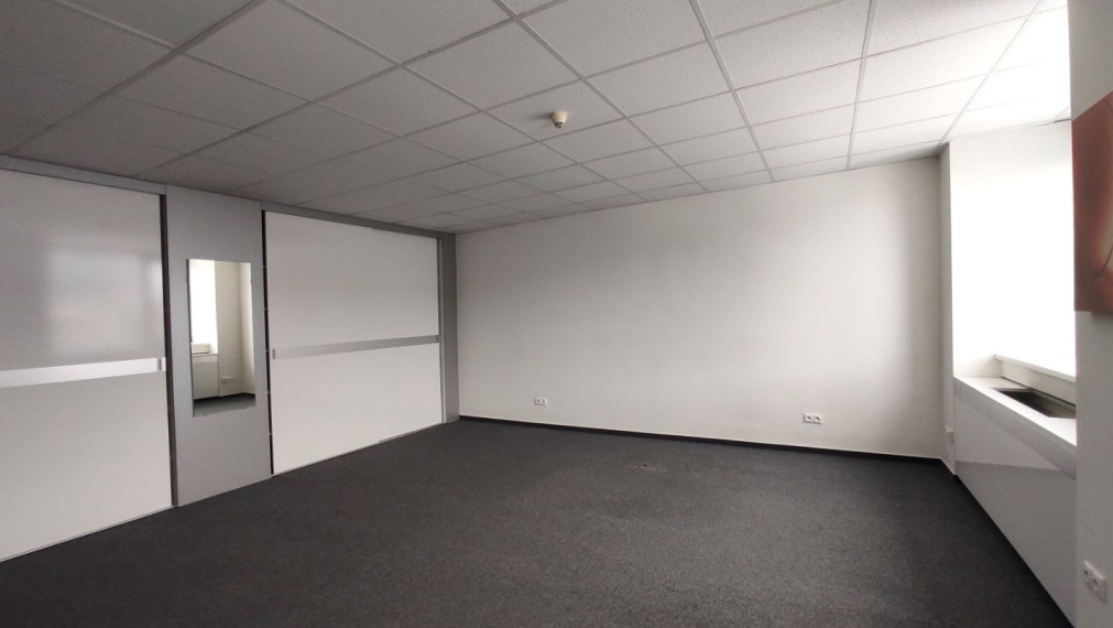 Kancelársky celok so sociálnym zázemím a parkovaním v Business Hoteli Aston, 54m2