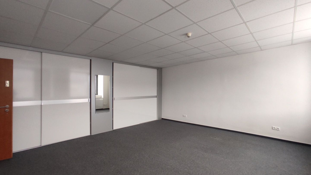 Kancelársky celok so sociálnym zázemím a parkovaním v Business Hoteli Aston, 54m2