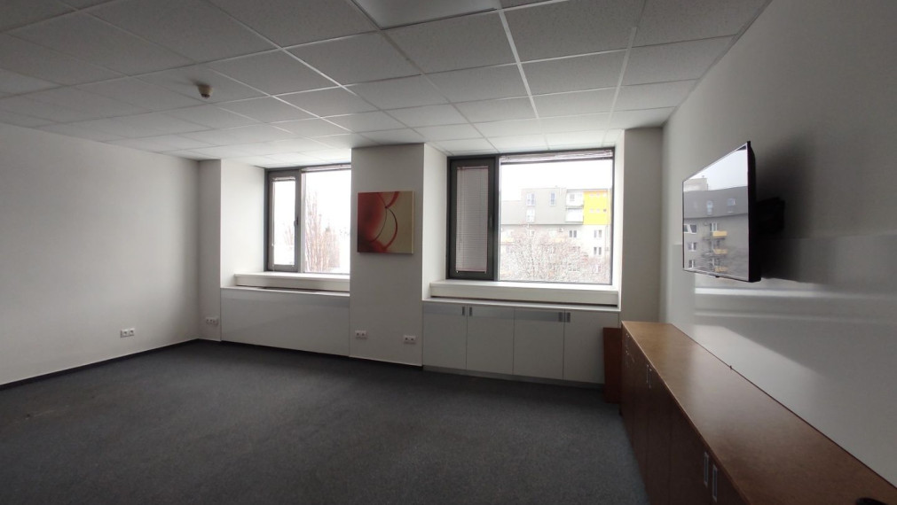 Kancelársky celok so sociálnym zázemím a parkovaním v Business Hoteli Aston, 54m2