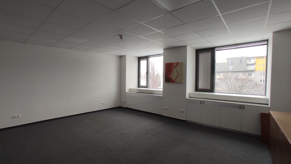 Kancelársky celok so sociálnym zázemím a parkovaním v Business Hoteli Aston, 54m2