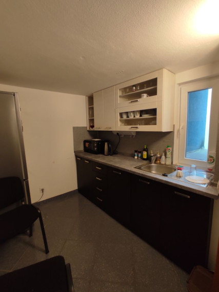 Obchodno-administratívny priestor s preskleným výkladom na Račiansku ulicu, 140m2