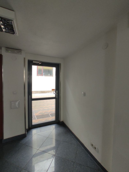 Obchodno-administratívny priestor s preskleným výkladom na Račiansku ulicu, 140m2