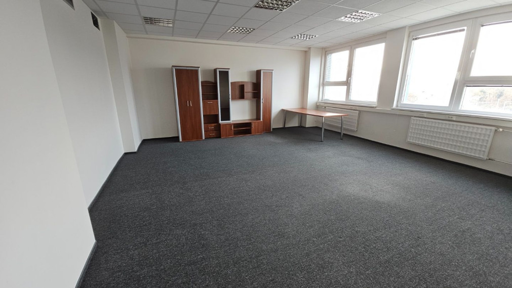 Prenájom kancelárskych a prevádzkových priestorov s parkovaním po kompletnej rekonštrukcii