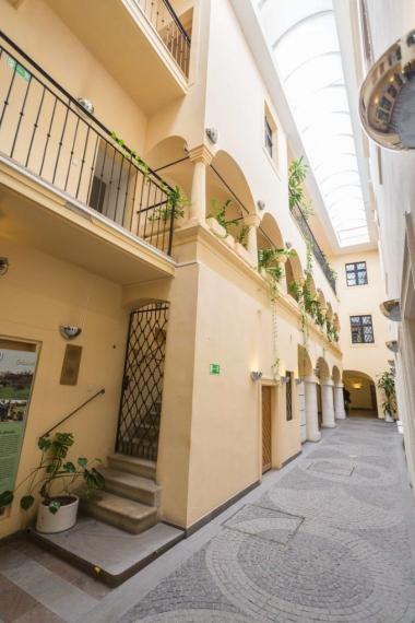 Priestory na pešej zóne v krásnej historickej budove, Michalská ulica-Staré Mesto TOP