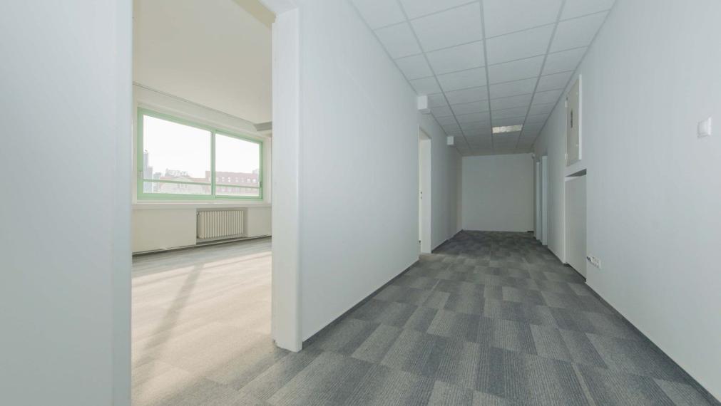 Kancelárske priestory na Námestí SNP, v blízkosti Kamenného Námestia, 80m2 TOP