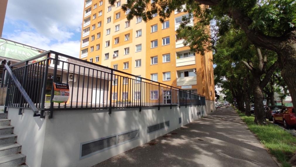 Obchodný priestor 500m2 s priestrannou terasou, v blízkosti polikliniky Tehelná – Bratislava III