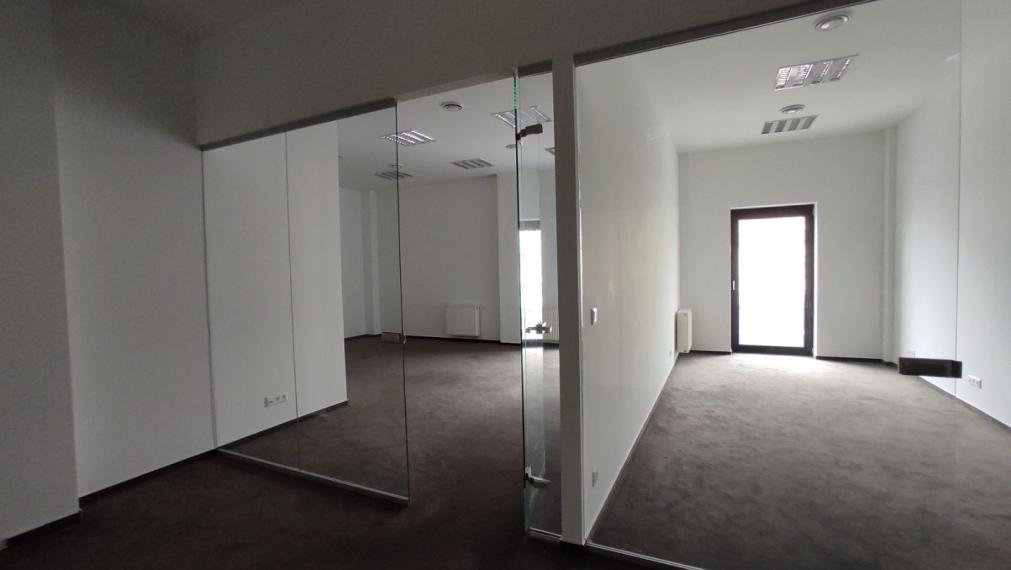 Moderné administratívne priestory s výhľadom na Prezidentský Palác, BAI