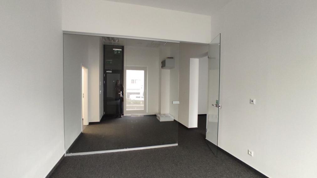 Moderné administratívne priestory s výhľadom na Prezidentský Palác, BAI