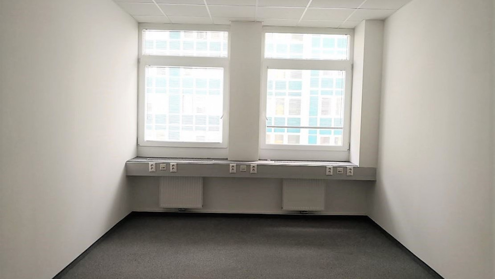 Uzavretý celok kancelárii v zrekonštruovanej budove, Miletičova, BAII