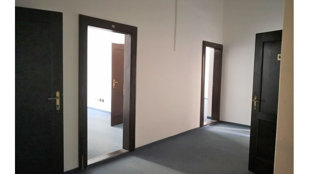 Kancelársky celok v historickej budove centre Bratislavy na Grossligovej ulici, aj s parkovaním