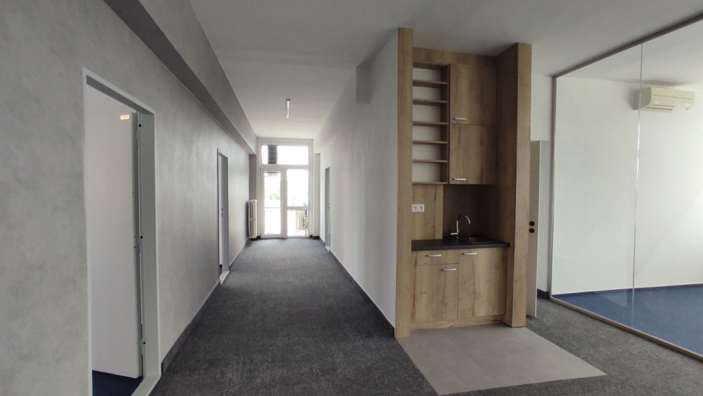 Kancelársky celok s balkónom a vlastnou kuchynkou pri OC POLUS/VIVO