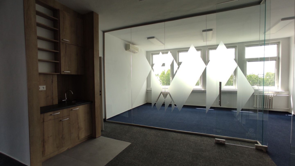 Kancelársky celok s balkónom a vlastnou kuchynkou pri OC POLUS/VIVO