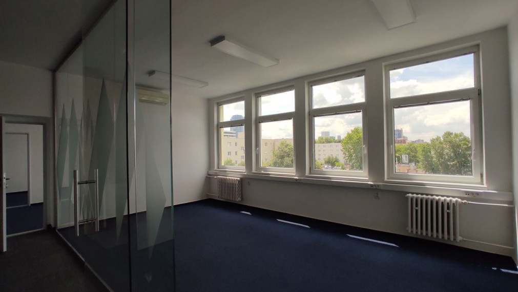 Kancelársky celok s balkónom a vlastnou kuchynkou pri OC POLUS/VIVO