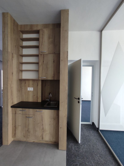 Kancelársky celok s balkónom a vlastnou kuchynkou pri OC POLUS/VIVO