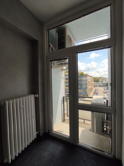 Kancelársky celok s balkónom a vlastnou kuchynkou pri OC POLUS/VIVO