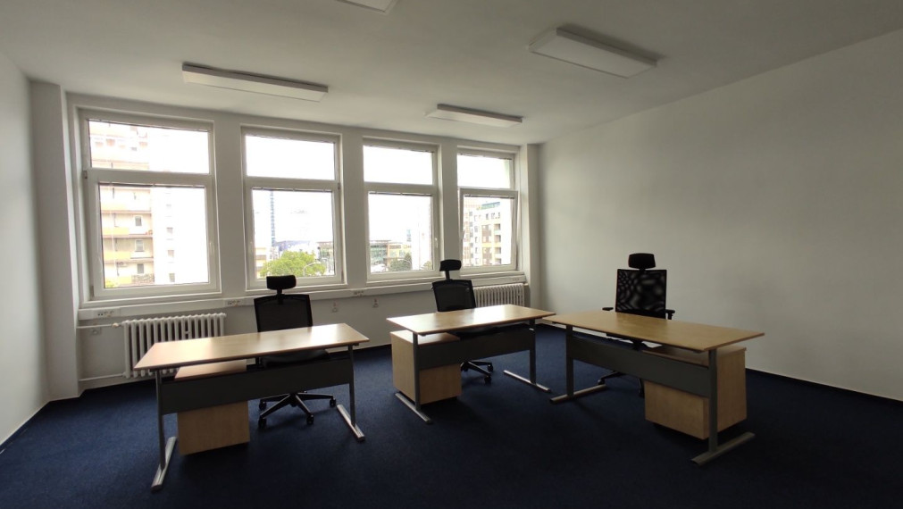 Kancelársky celok s balkónom a vlastnou kuchynkou pri OC POLUS/VIVO