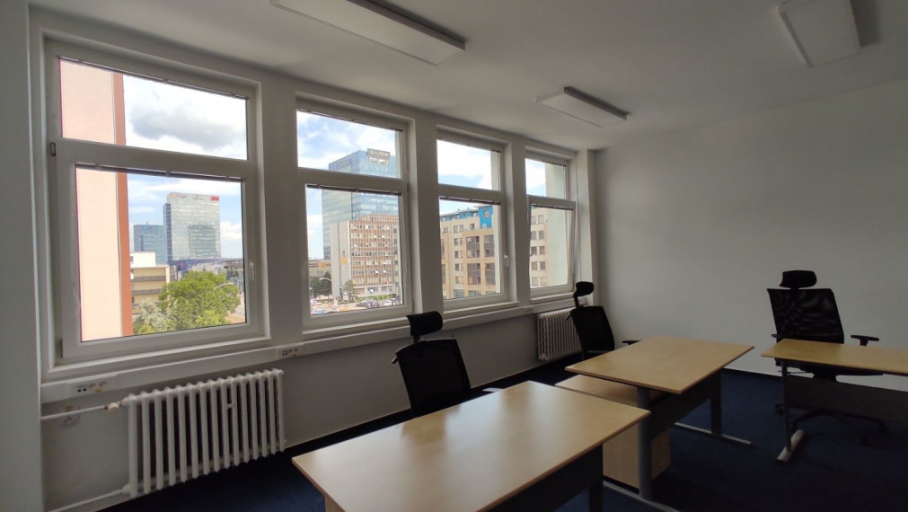 Kancelársky celok s balkónom a vlastnou kuchynkou pri OC POLUS/VIVO