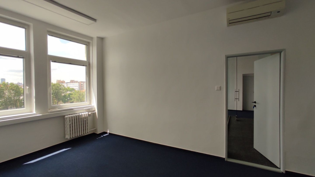 Kancelársky celok s balkónom a vlastnou kuchynkou pri OC POLUS/VIVO