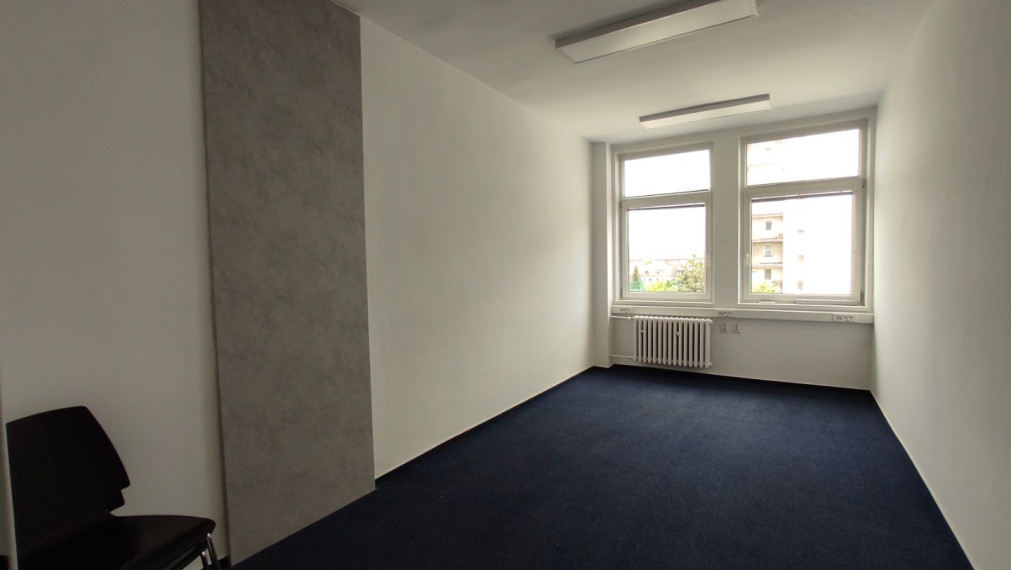 Kancelársky celok s balkónom a vlastnou kuchynkou pri OC POLUS/VIVO