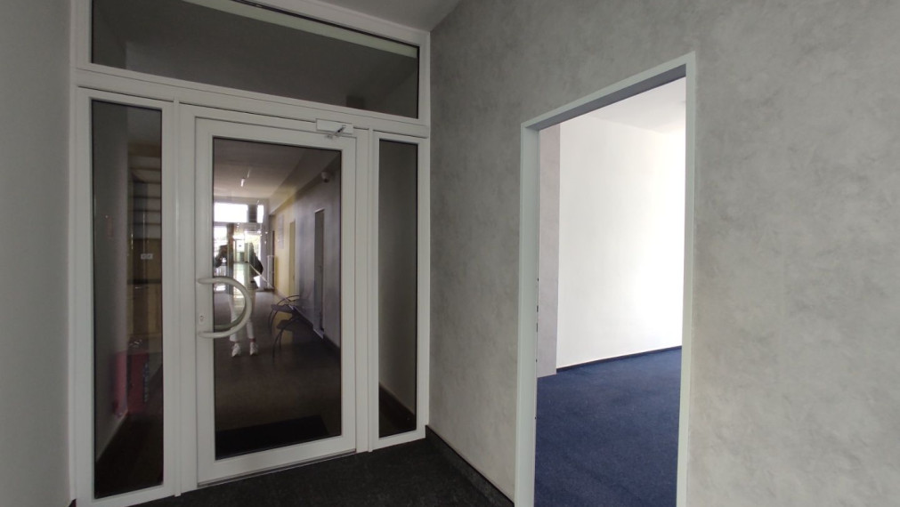 Kancelársky celok s balkónom a vlastnou kuchynkou pri OC POLUS/VIVO