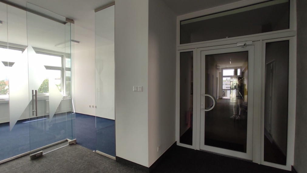 Kancelársky celok s balkónom a vlastnou kuchynkou pri OC POLUS/VIVO