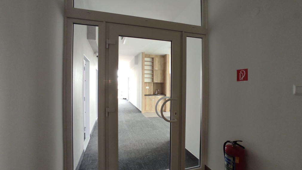 Kancelársky celok s balkónom a vlastnou kuchynkou pri OC POLUS/VIVO