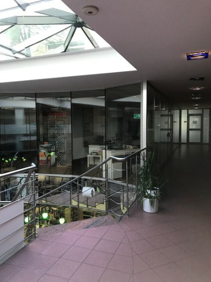 Obchodno-administratívny priestor v pasáži, s parkovaním, v centre