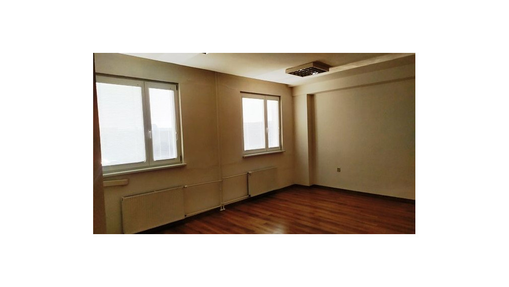 Zariadená klimatizovaná dvojkancelária s príručným skladom