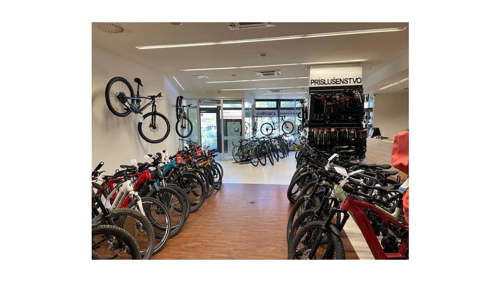 Obchodný priestor s výkladmi do frekventovanej cesty v objekte Perla Ružinova, 172m2