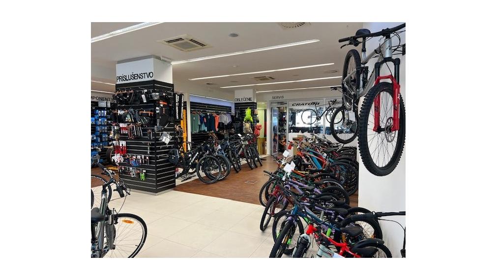 Obchodný priestor s výkladmi do frekventovanej cesty v objekte Perla Ružinova, 172m2