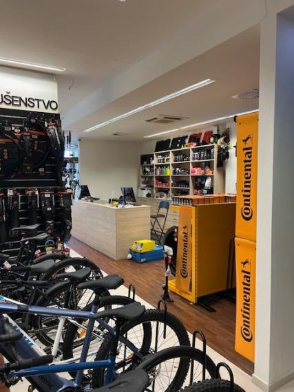 Obchodný priestor s výkladmi do frekventovanej cesty v objekte Perla Ružinova, 172m2