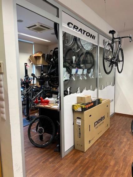 Obchodný priestor s výkladmi do frekventovanej cesty v objekte Perla Ružinova, 172m2