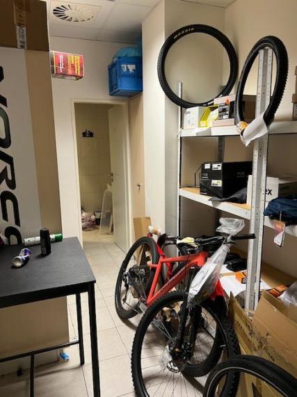 Obchodný priestor s výkladmi do frekventovanej cesty v objekte Perla Ružinova, 172m2