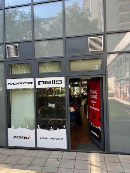 Obchodný priestor s výkladmi do frekventovanej cesty v objekte Perla Ružinova, 172m2