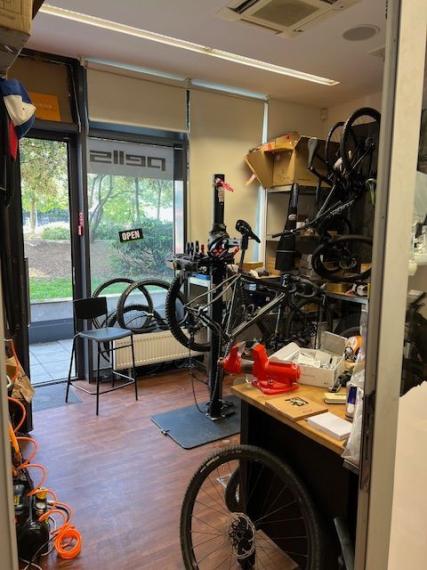 Obchodný priestor s výkladmi do frekventovanej cesty v objekte Perla Ružinova, 172m2