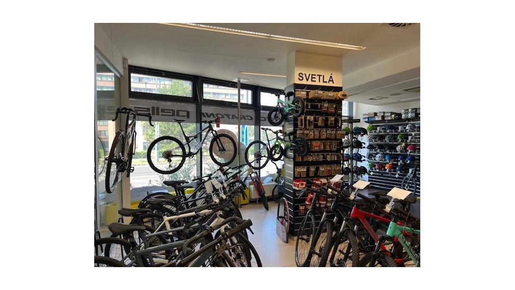 Obchodný priestor s výkladmi do frekventovanej cesty v objekte Perla Ružinova, 172m2