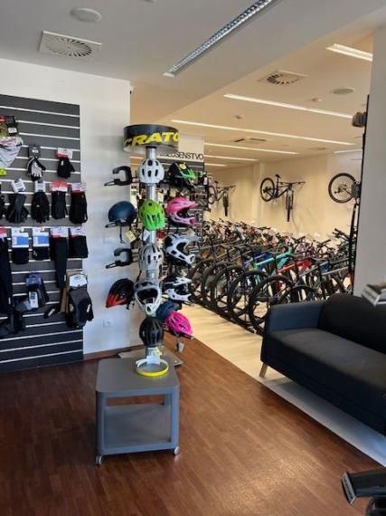 Obchodný priestor s výkladmi do frekventovanej cesty v objekte Perla Ružinova, 172m2