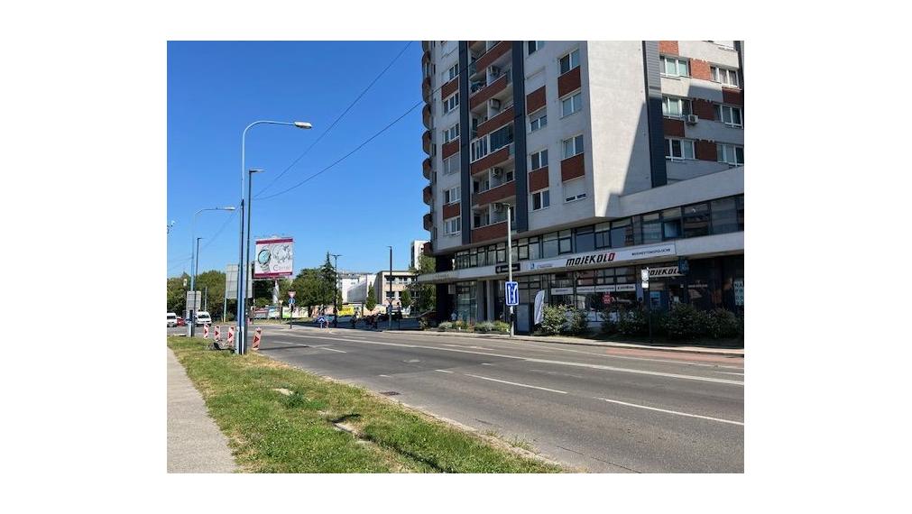 Obchodný priestor s výkladmi do frekventovanej cesty v objekte Perla Ružinova, 172m2