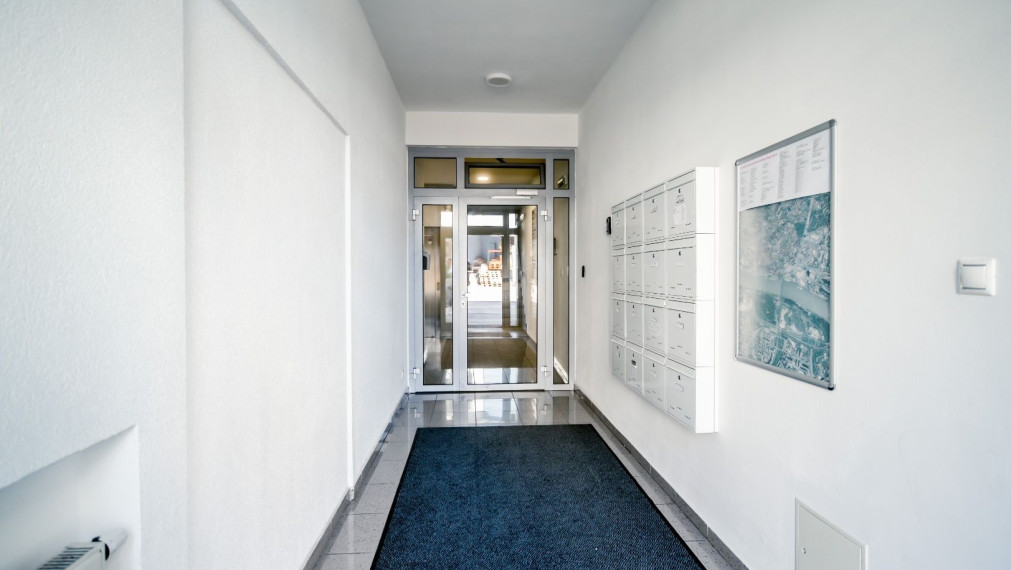 Reprezentatívna polyfunkčná budova so skladom a parkovaním v atraktívnej lokalite, Bratislava - Nové Mesto