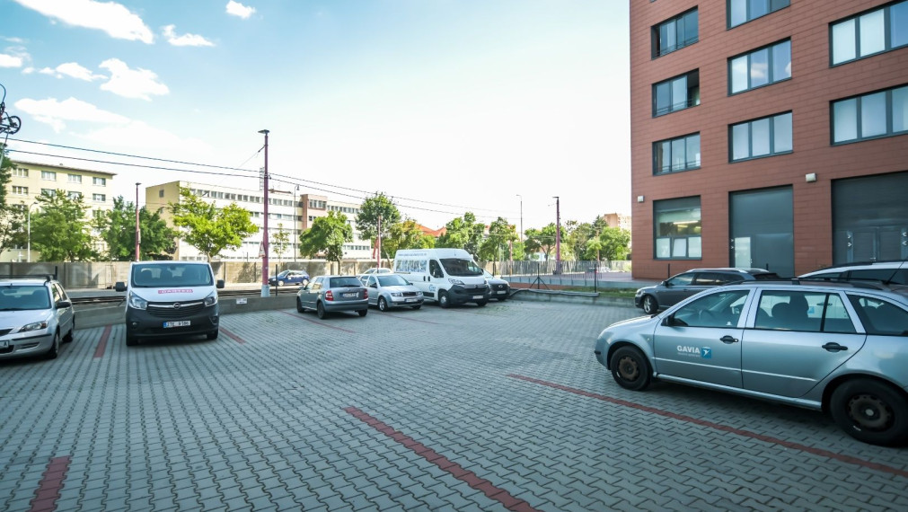 Reprezentatívna polyfunkčná budova so skladom a parkovaním v atraktívnej lokalite, Bratislava - Nové Mesto