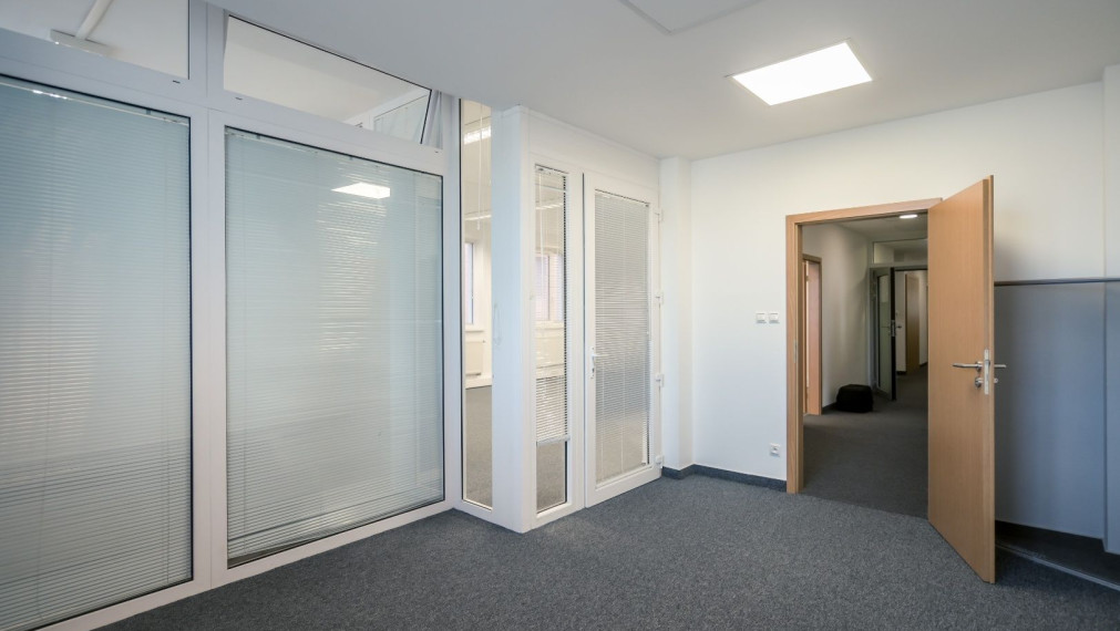 Reprezentatívna polyfunkčná budova so skladom a parkovaním v atraktívnej lokalite, Bratislava - Nové Mesto