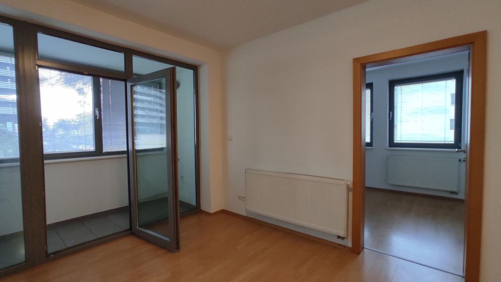 Celok 2 kancelárií so zázemím + 2x PARKING, v blízkosti Polusu, 51,50 m² + 4,2m² LOGGIA